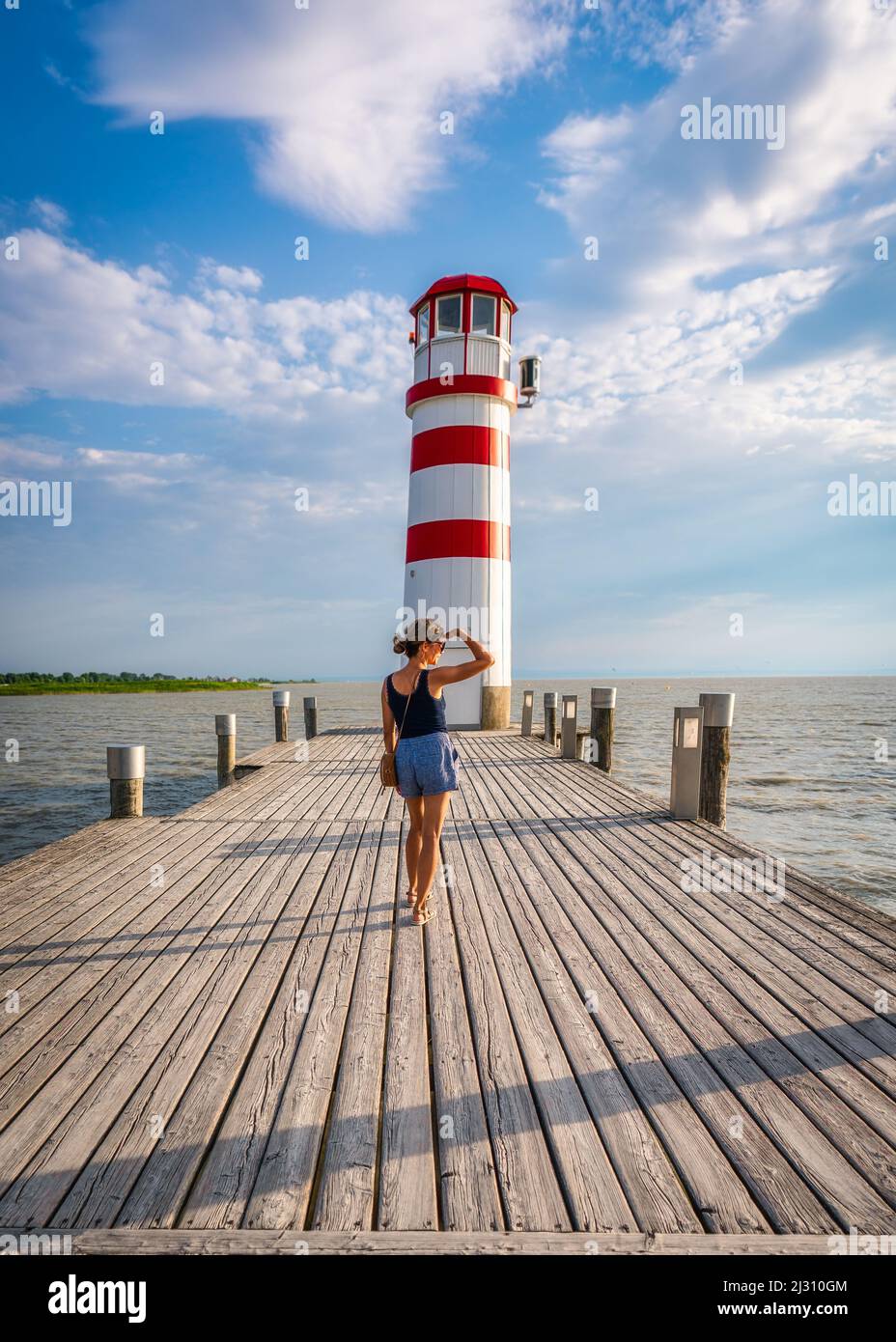 Turista al faro di Podersdorf am Neusiedler See a Burgenland, Austria Foto Stock