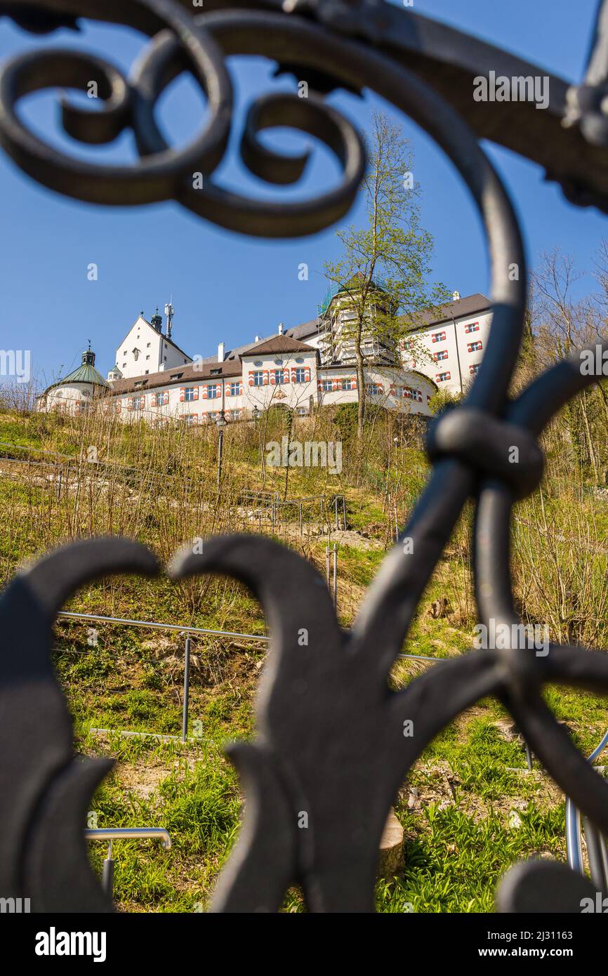 Castello di Hohenauschau, dal basso, primo piano sfocato, Chiemgau, alta Baviera, Baviera, Germania Foto Stock
