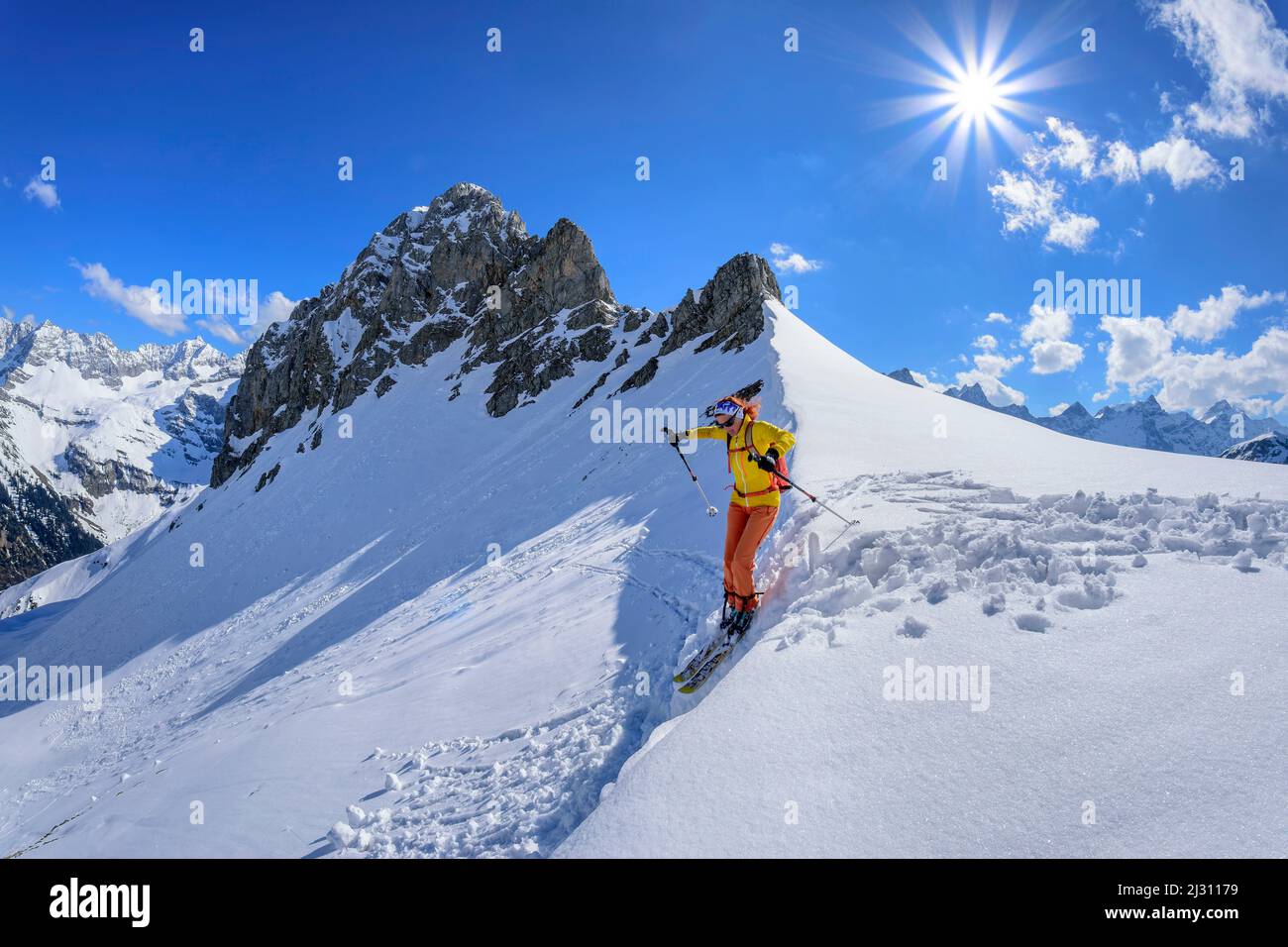 La donna in scialpinismo scende su Wechte, Gamsjoch, Karwendel, Parco Naturale Karwendel, Tirolo, Austria Foto Stock
