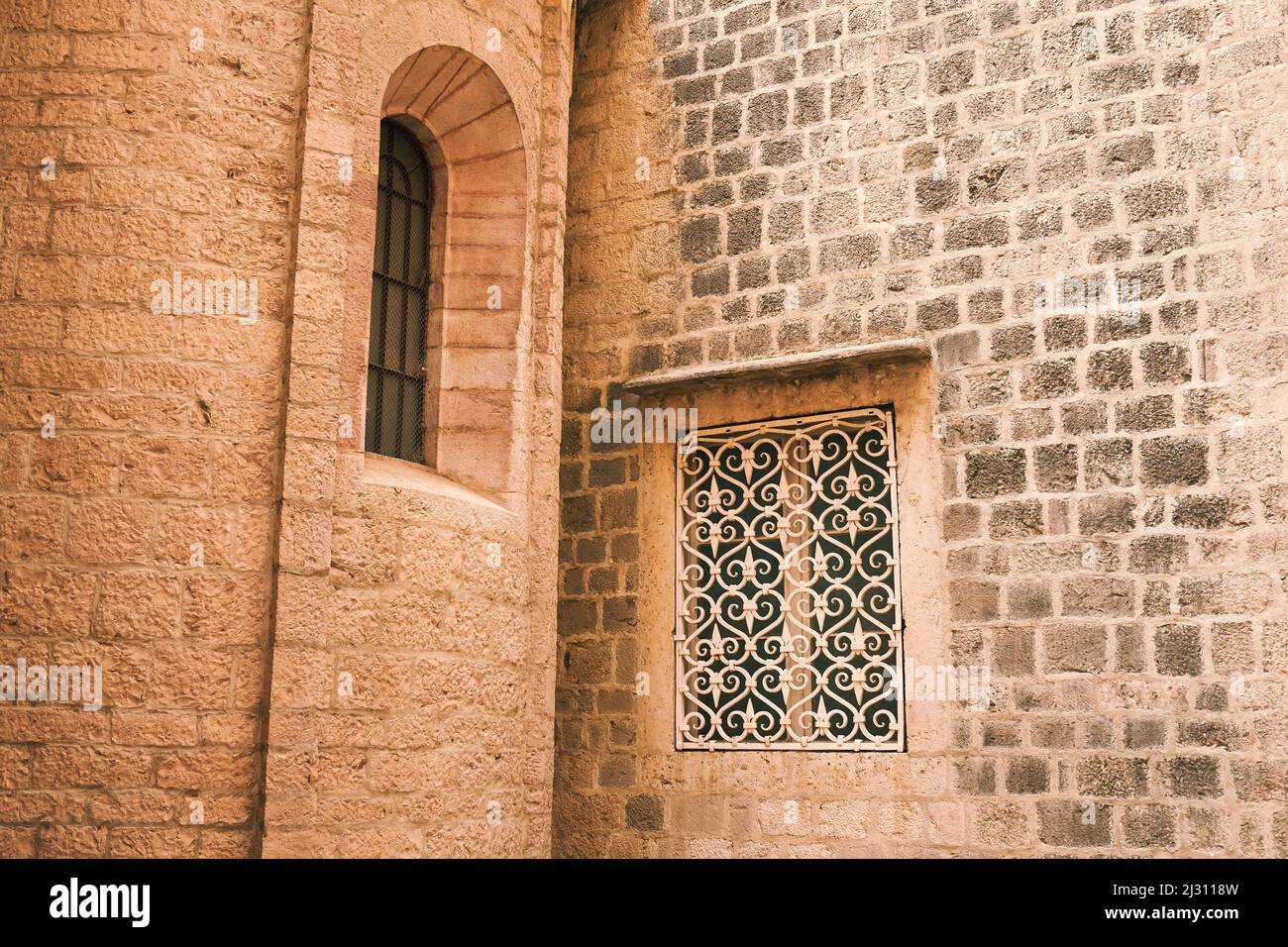 Antiche mura in pietra con finestre ad arco. Vecchi sfondi di architettura europea Foto Stock