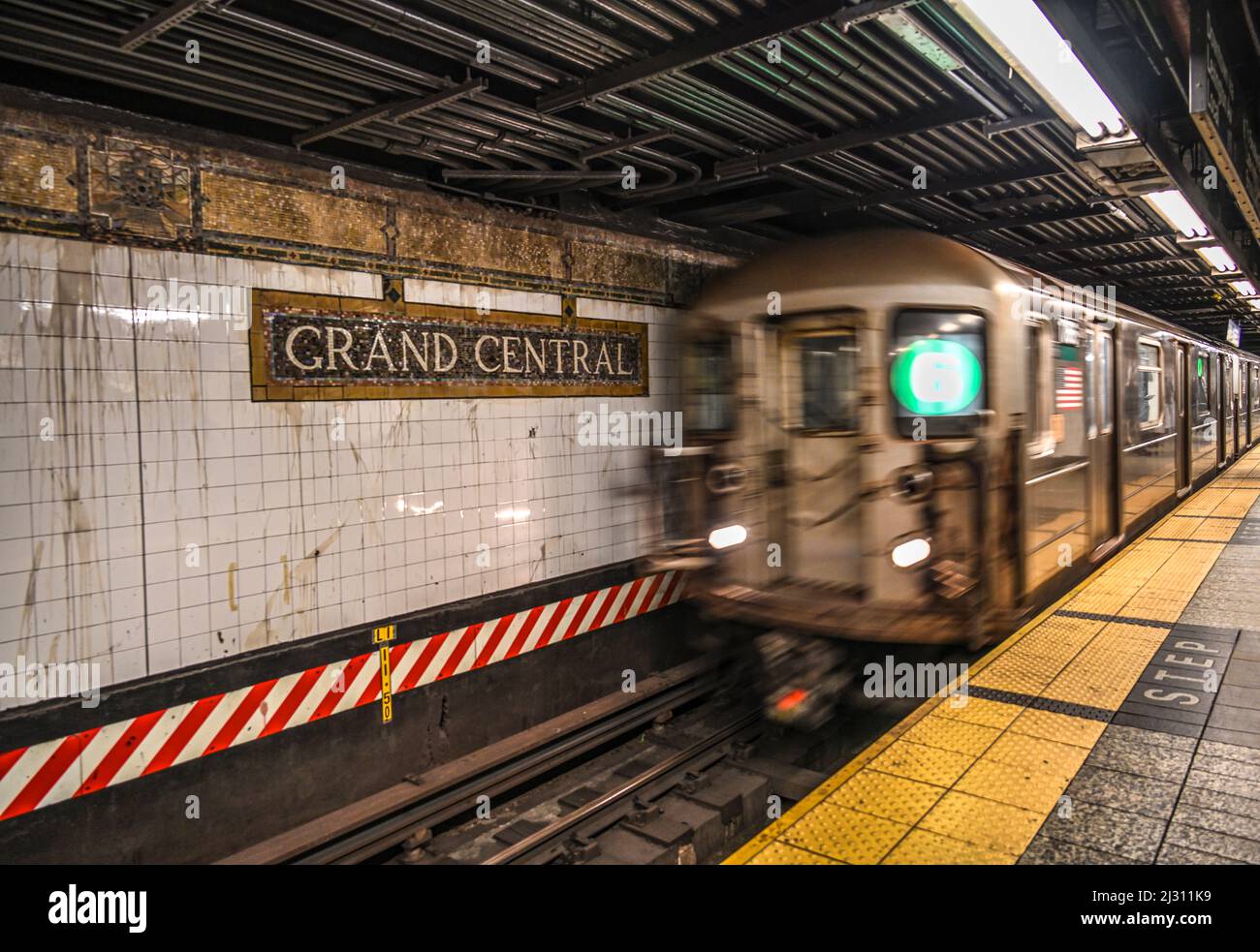 Treno della metropolitana alla stazione Grand Central di New York City Foto Stock