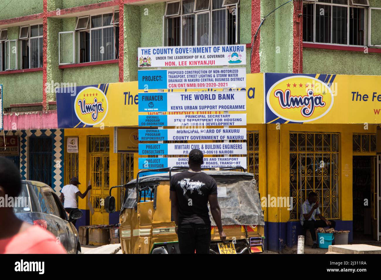 Nakuru, Kenya. 03rd Apr 2022. Un uomo passa davanti a un cartello di costruzione nel quartiere Centrale degli Affari. Da quando Nakuru è stato insignito del charter città alla fine dell'anno scorso, la città ha visto uno sviluppo di infrastrutture non motorizzate per facilitare l'ambiente a piedi e in bicicletta per gli abitanti della città. Il progetto è finanziato dalla Banca mondiale. Credit: SOPA Images Limited/Alamy Live News Foto Stock