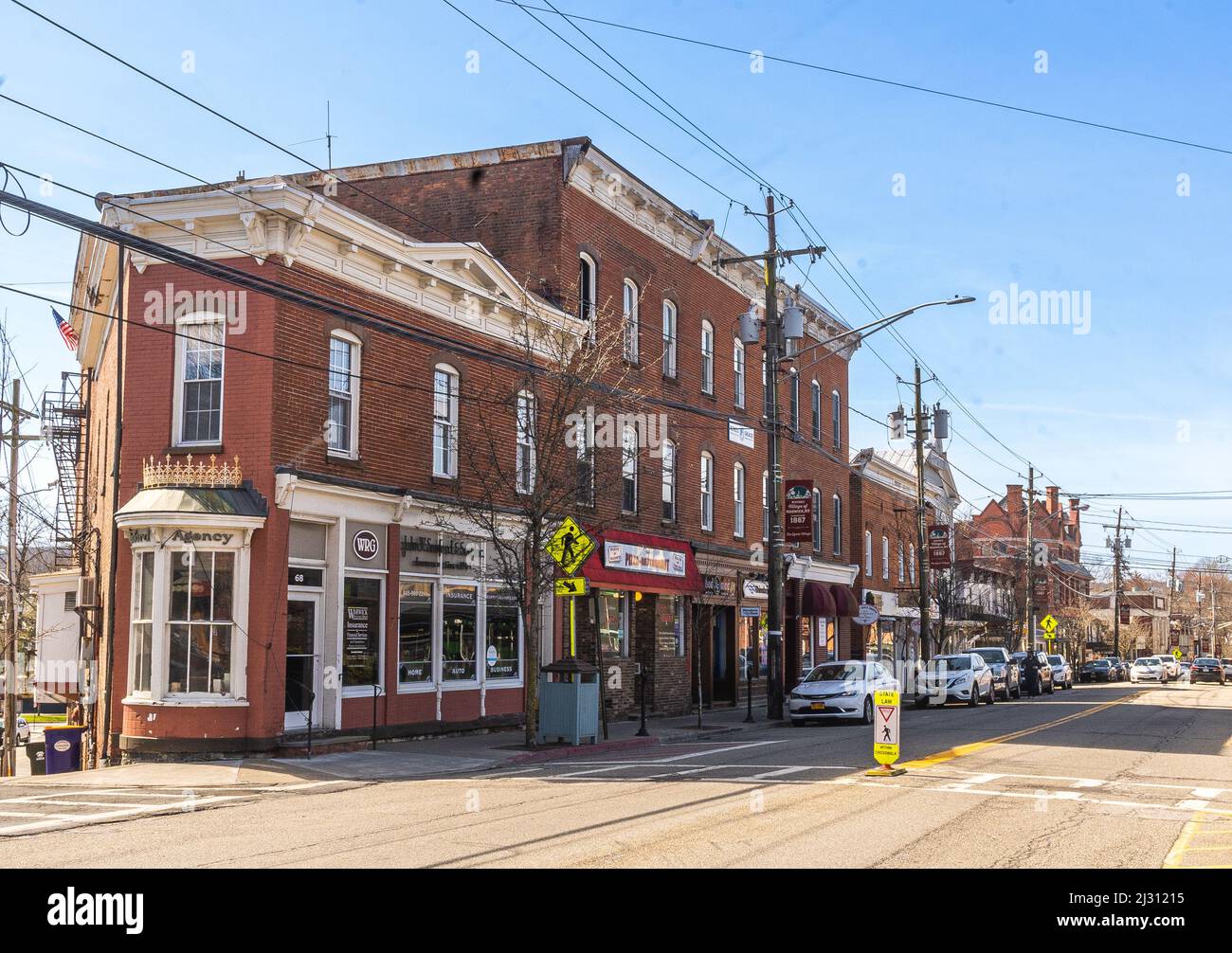 Warwick, NY - USA - 2 aprile 2022: Vista orizzontale della storica Main Street nel centro di Warwick, posizione di molte boutique, negozi e ristoranti. Foto Stock