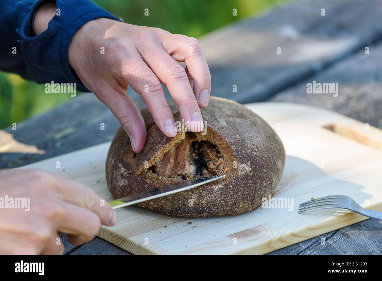 Cibo: Kalakukko, una specialità tipica a Kuopio, Finlandia Foto Stock