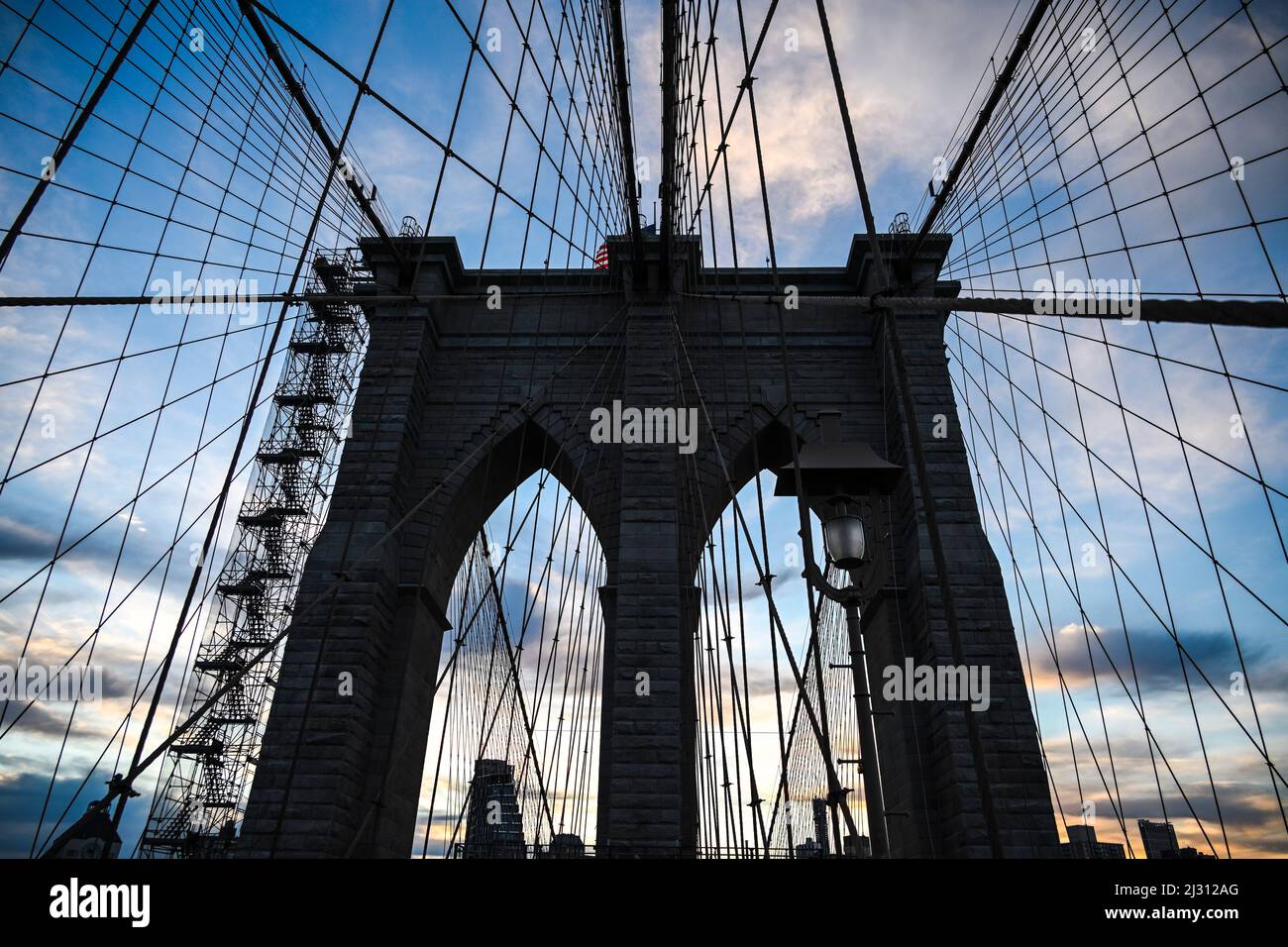 Torre di pietra del Ponte di Brooklyn Foto Stock