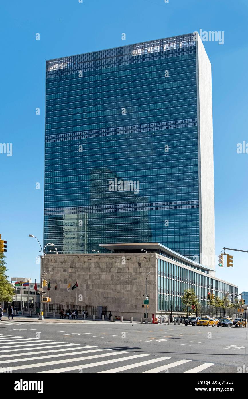 NEW YORK, USA - OTT 4, 2017: New York, edificio delle Nazioni Unite con la famosa facciata a finestre verdi. I leader dei paesi si incontrano per la pace mondiale Foto Stock