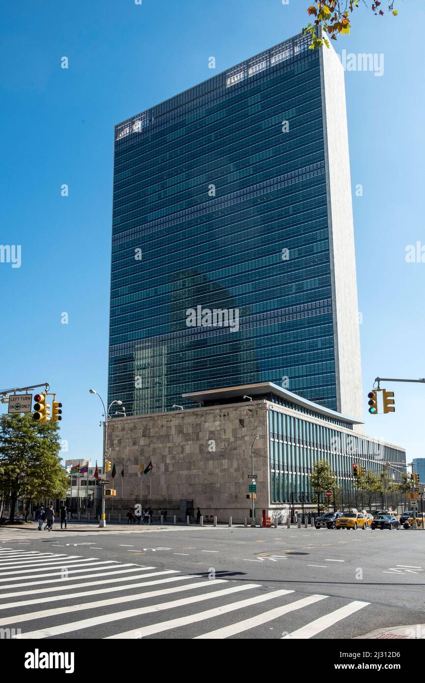 NEW YORK, USA - OTT 4, 2017: New York, edificio delle Nazioni Unite con la famosa facciata a finestre verdi. I leader dei paesi si incontrano per la pace mondiale Foto Stock