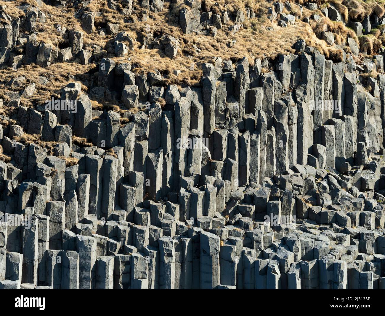 Colonne basaltiche sulla spiaggia di Reynisfjara vicino a Vik, Islanda, Europa Foto Stock