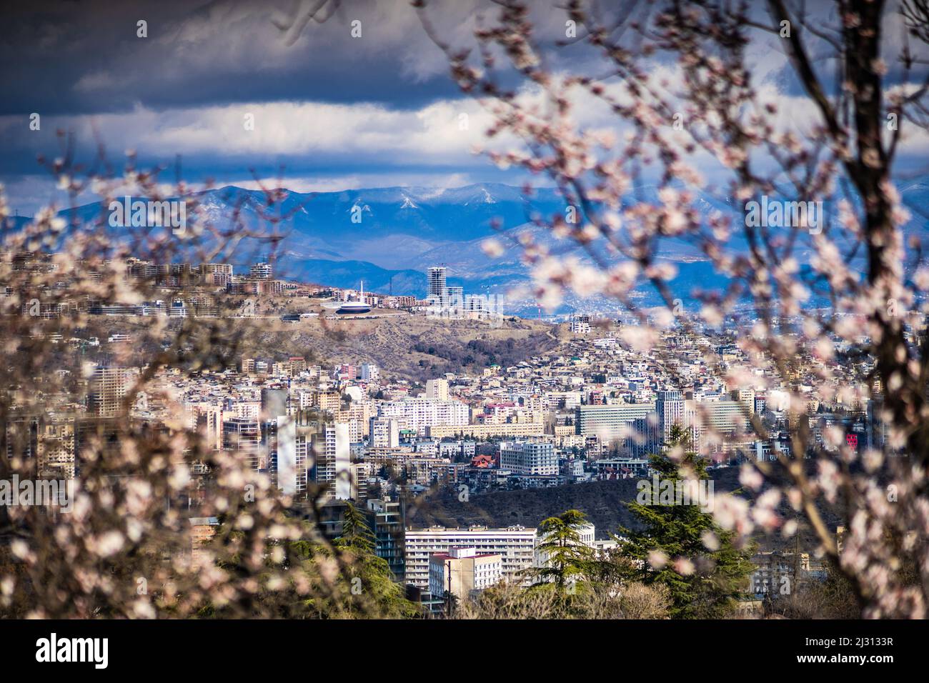 Vista primaverile della città di Tbilisi con cielo blu e nuvole bianche Foto Stock