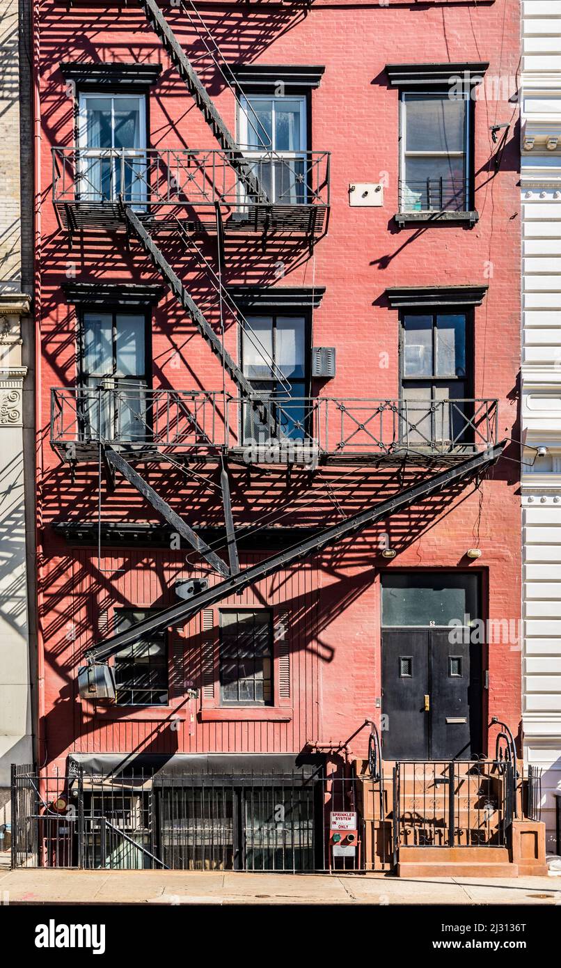 NEW YORK, USA - Oct 5, 2017: scala antincendio in ferro alla facciata di una vecchia casa storica nel centro di New York. Ogni casa con 4 e più piani aveva bisogno di un Foto Stock