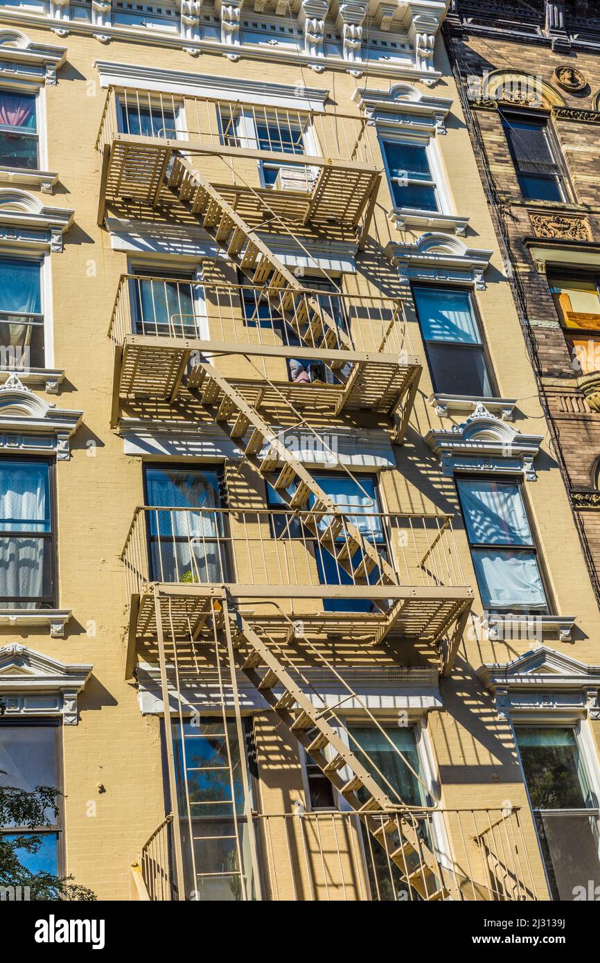 NEW YORK, USA - Oct 5, 2017: scala antincendio in ferro alla facciata di una vecchia casa storica nel centro di New York. Ogni casa con 4 e più piani aveva bisogno di un Foto Stock
