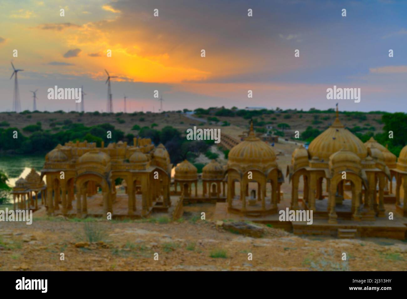 Immagine sfocata del tramonto a Bada Bagh o Barabagh, significa Big Garden, è un complesso giardino a Jaisalmer, Rajasthan, India, cenotafs reali. Foto Stock