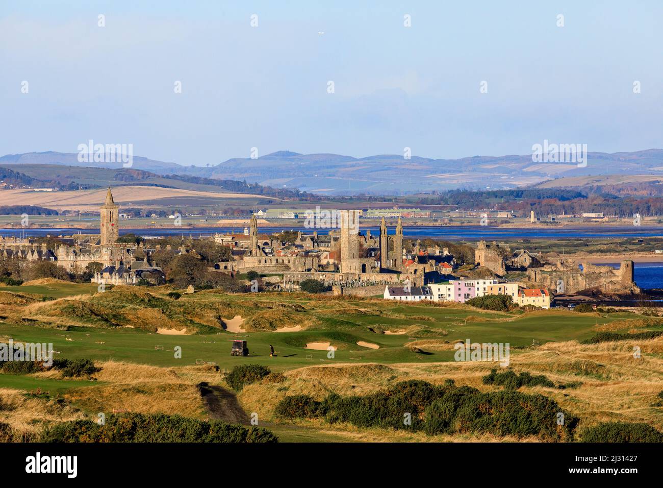 Vista su St Andrews, campo da golf e rovine della cattedrale, Fife, Scozia, Regno Unito Foto Stock