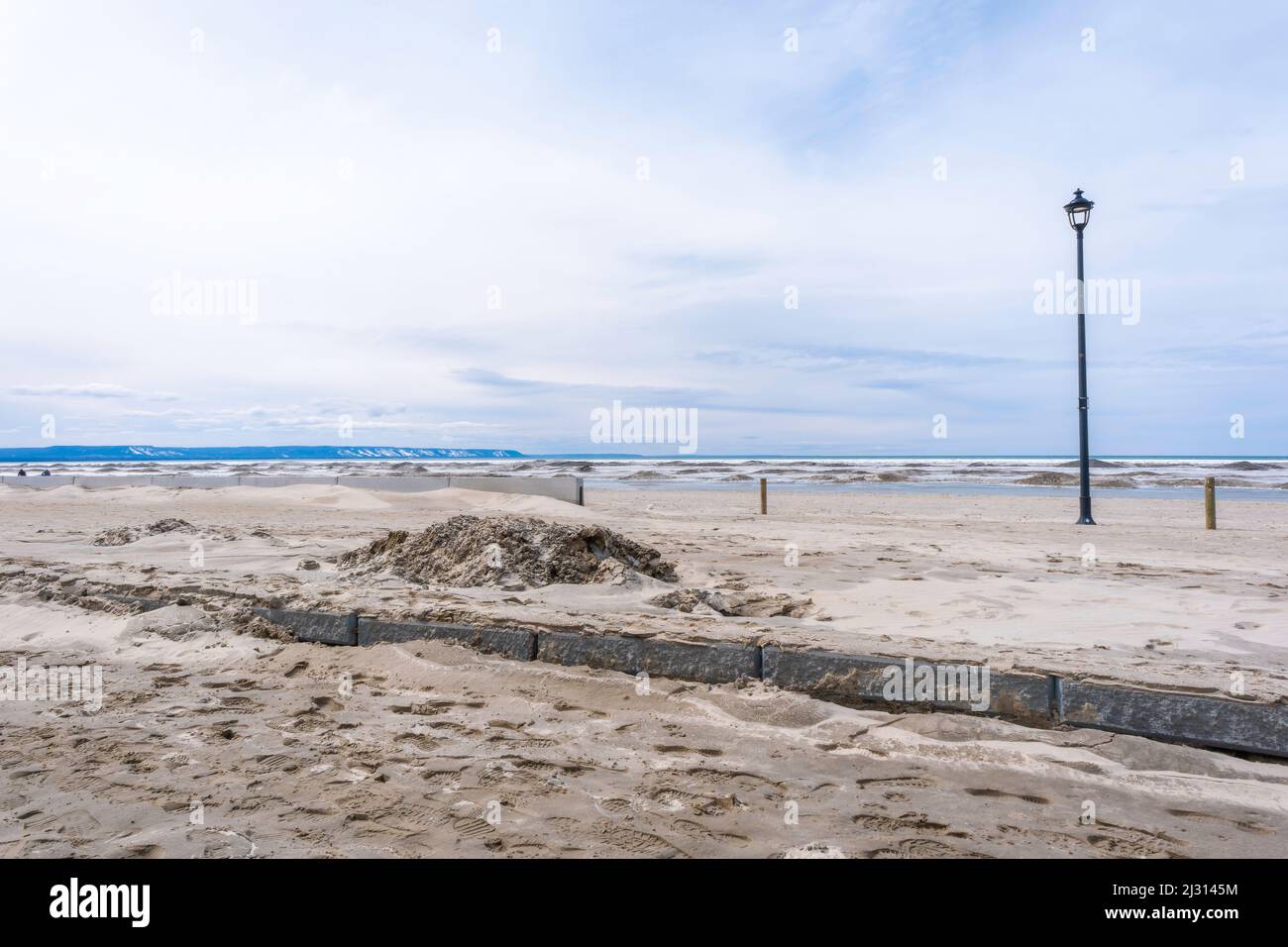 Con il ghiaccio ancora su Nottawasaga Bay Wasaga Beach è virtualmente deserta. La spiaggia di acqua dolce più lunga del mondo, Wasaga Beach è un estremamente popolare e c. Foto Stock