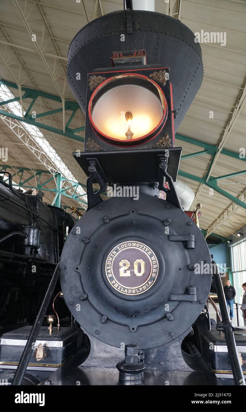 Strasburg, Pennsylvania, Stati Uniti - 26 marzo 2022 - il treno nero della locomotiva presso il terminal all'interno del Museo ferroviario Foto Stock