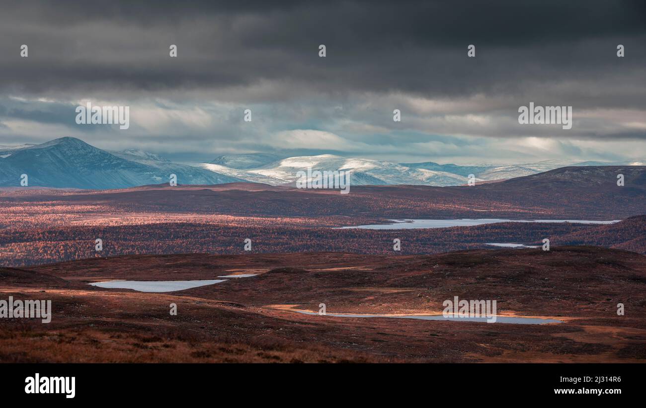 Paesaggio di montagna con laghi e cime innevate nel Parco Nazionale di Pieljekaise in autunno in Lapponia, in Svezia Foto Stock