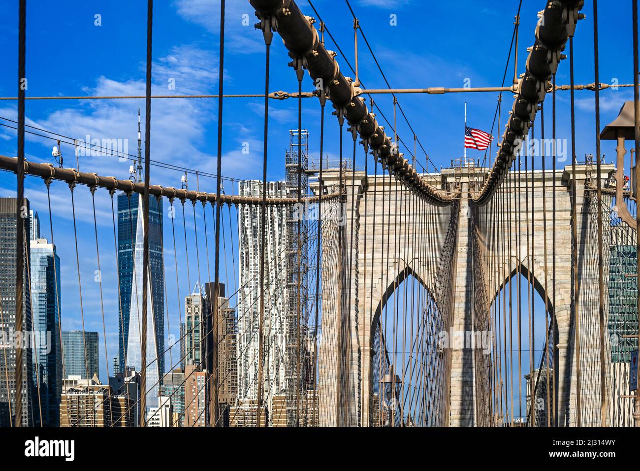 Torre di pietra del Ponte di Brooklyn e dello skyline di Lower Manhattan Foto Stock