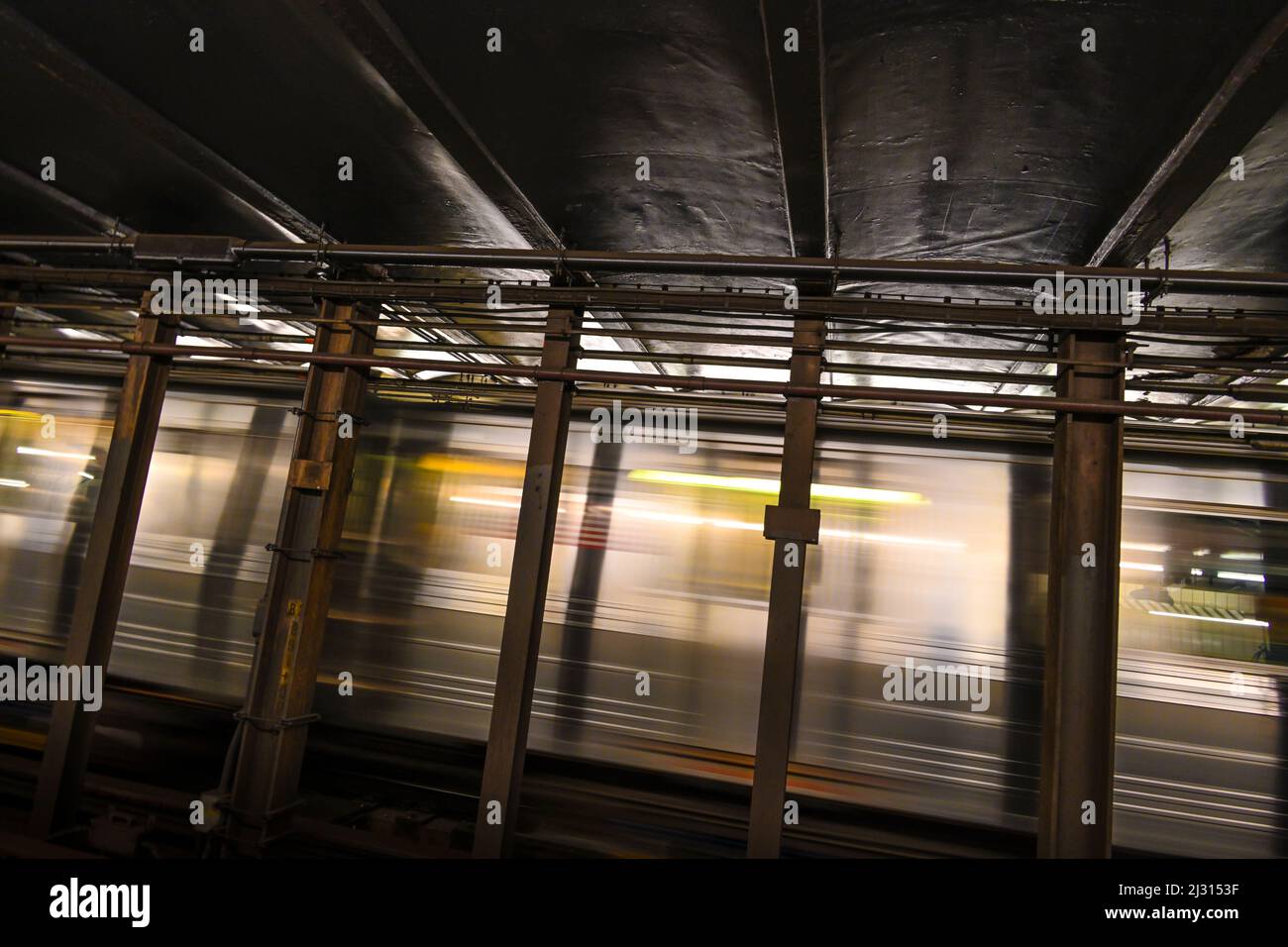 Scatto sfocato del treno della metropolitana a New York City Foto Stock