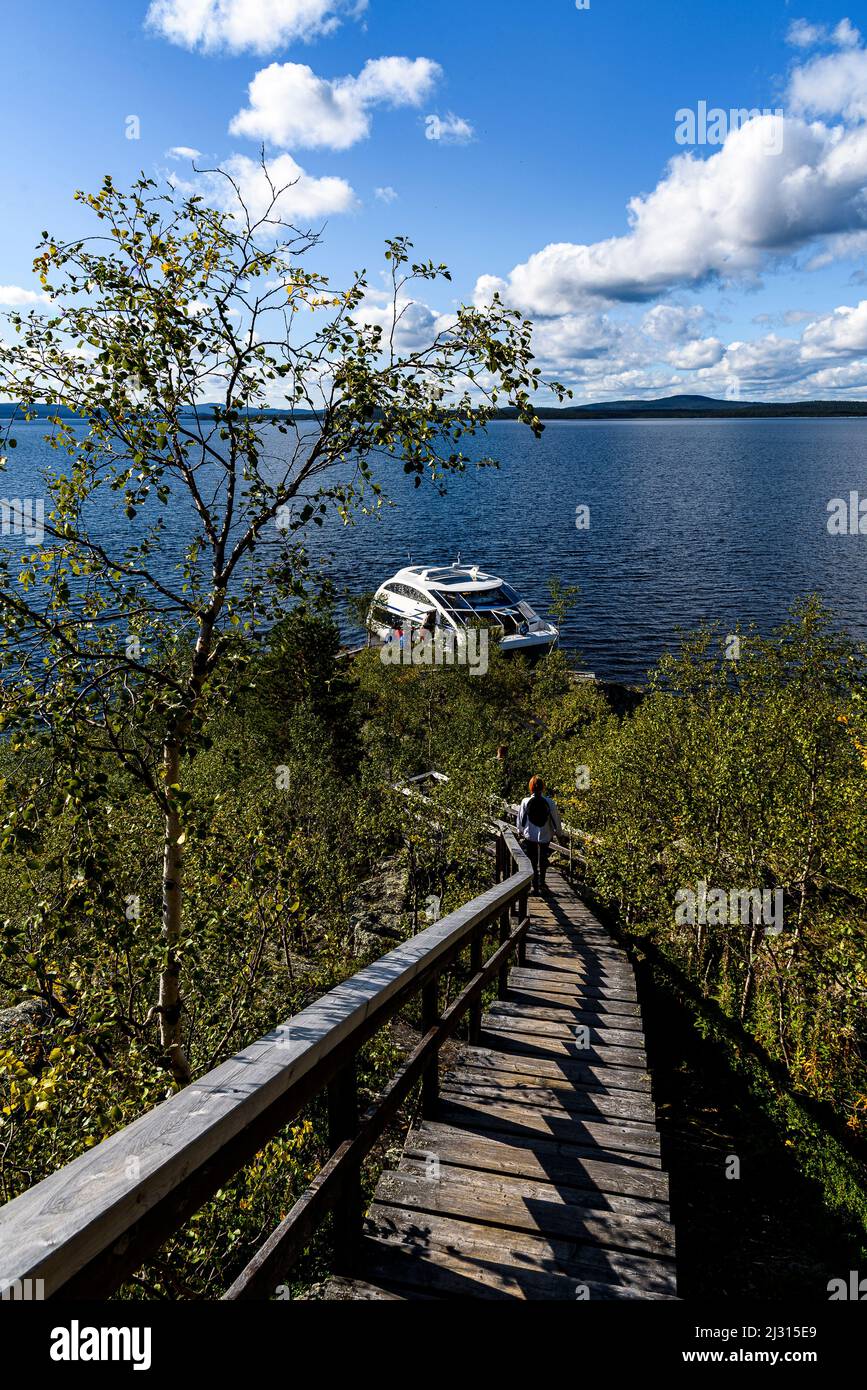 Tour in barca a Ukonkivi - Isola Sacra dei Sami nel lago Inari, Inari, Finlandia Foto Stock