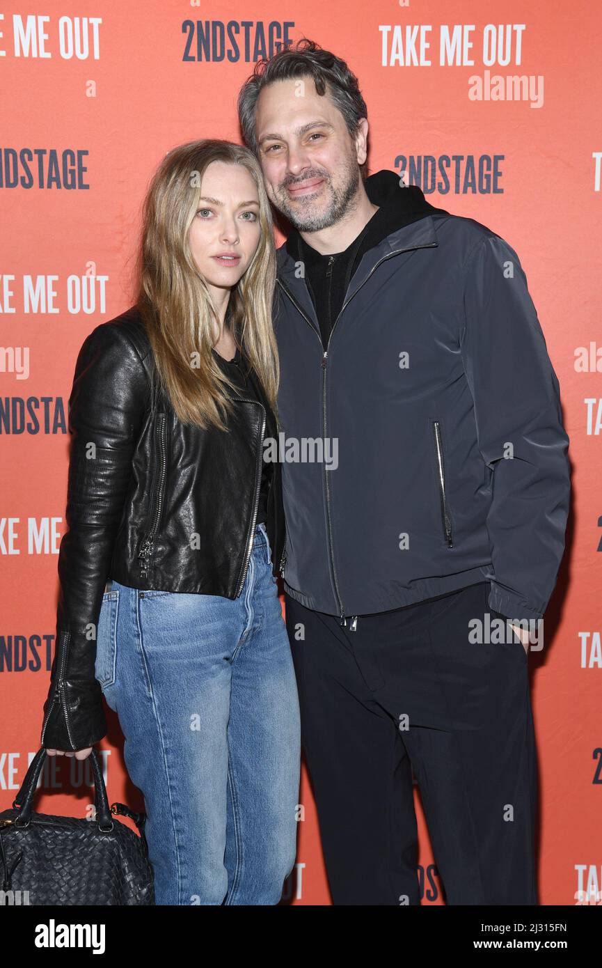 New York, Stati Uniti. 04th Apr 2022. (L-R) attrice Amanda Seyfried e Thomas Sadoski partecipate alla serata di apertura del "Take Me out" di Broadway all'Hayes Theatre di New York, NY, 4 aprile 2022. (Foto di Anthony Behar/Sipa USA) Credit: Sipa USA/Alamy Live News Foto Stock