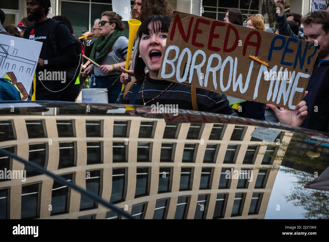 La gente marcia contro il debito degli studenti intorno al Dipartimento di Istruzione degli Stati Uniti a Washington, DC il 4 aprile 2022. I membri del collettivo di debito, che si descrive come un'Unione dei mutuatari, hanno chiesto al presidente Joe Biden di abolire tutto il debito di prestito dello studente per ordine esecutivo. (Foto di Alejandro Alvarez/Sipa USA) Credit: Sipa USA/Alamy Live News Foto Stock