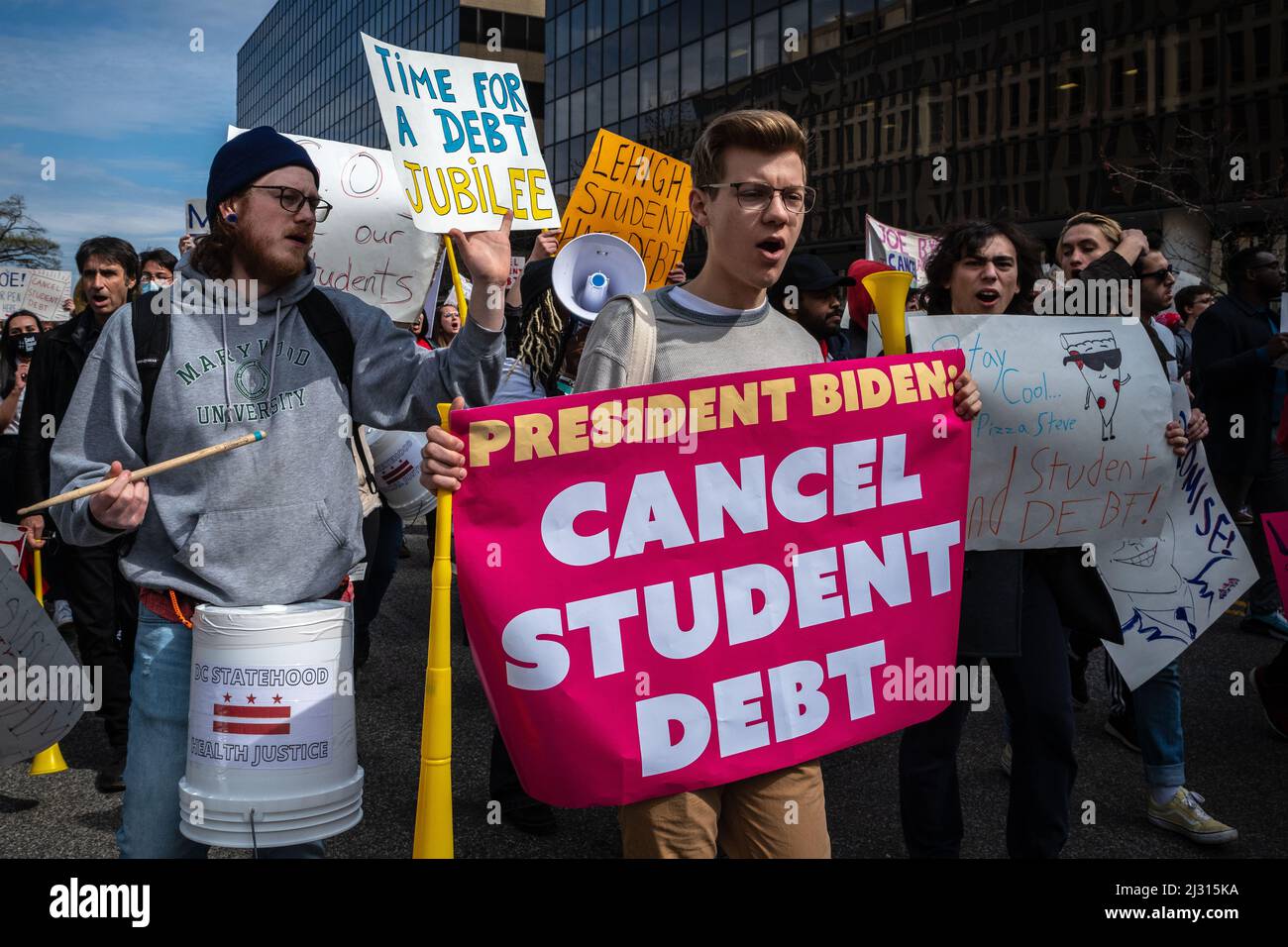 La gente marcia contro il debito degli studenti intorno al Dipartimento di Istruzione degli Stati Uniti a Washington, DC il 4 aprile 2022. I membri del collettivo di debito, che si descrive come un'Unione dei mutuatari, hanno chiesto al presidente Joe Biden di abolire tutto il debito di prestito dello studente per ordine esecutivo. (Foto di Alejandro Alvarez/Sipa USA) Credit: Sipa USA/Alamy Live News Foto Stock