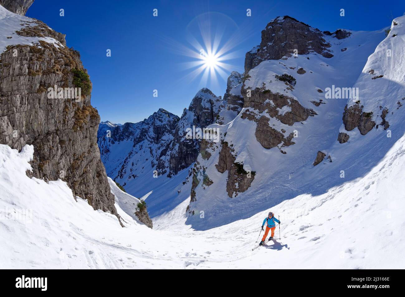 La donna in giro per lo sci sale a Schinderkar, Schinder, Spitzing, Alpi bavaresi, alta Baviera, Baviera, Germania Foto Stock