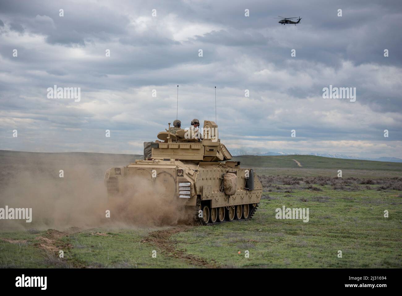 Idaho National Guard 116th Cavalry Brigade Combat Team 2nd dei 116th Combined Arms Battaglione hanno collaborato con i 1st della Idaho Army National Guard dei 183 Assault Helicopter Battaglione per condurre un addestramento al medevac presso il Orchard Combat Training Center il 30 marzo 2022. L'addestramento simula evacuazioni di emergenza di soldati malati o feriti da un campo di battaglia. I medici di terra hanno preformato l'assistenza medica sul terreno prima di affrettarli ai medici di volo a bordo dell'elicottero UH-60 Black Hawk che ha continuato l'assistenza medica mentre sono stati volati alla struttura medica vicina. Questo training è un po Foto Stock