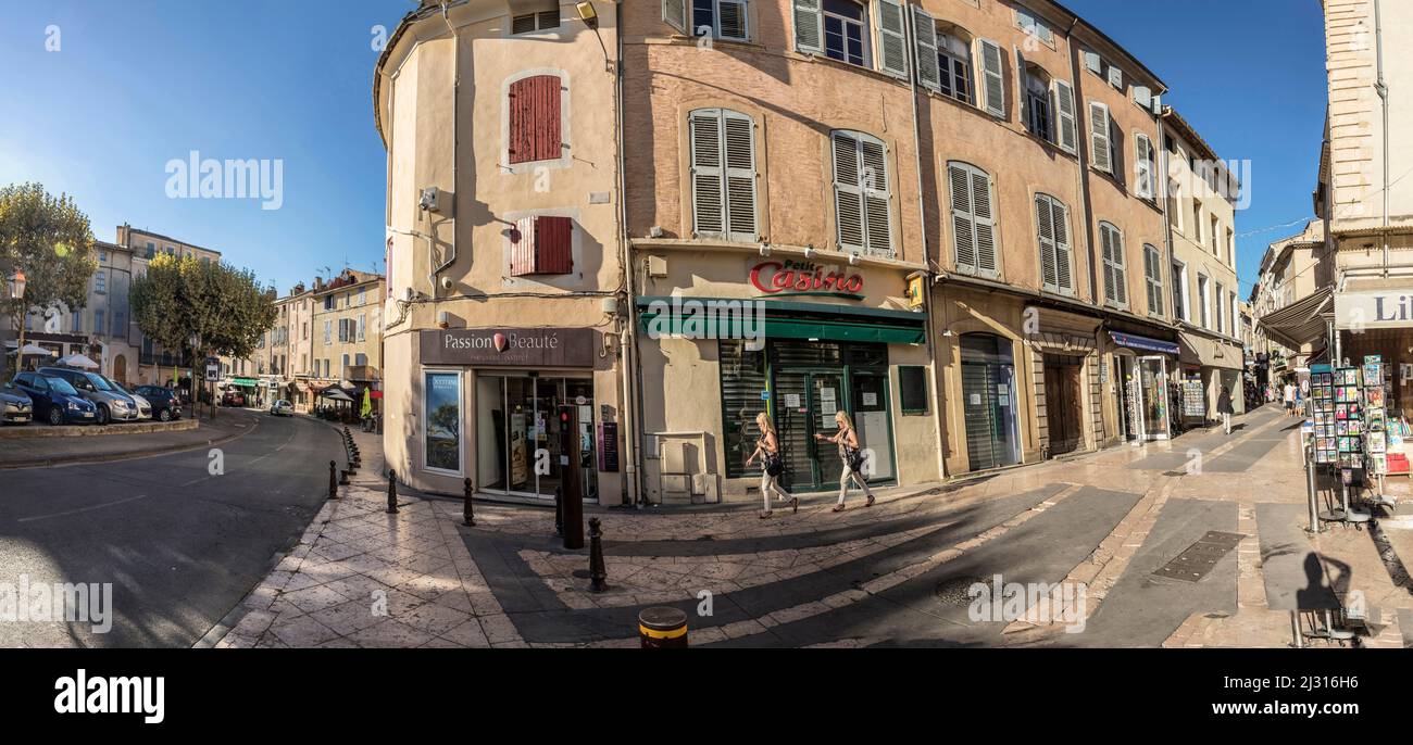 APT, FRANCIA - AGO 12, 2017: Vista panoramica della piazza centrale del mercato e strada stretta in Apt, Francia con turisti. Foto Stock