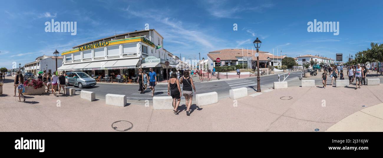 SAINTES MARIES DE LA MER, FRANCIA - 15 AGOSTO 2017: La gente cammina lungo la passeggiata a Saintes Maires de la Mer. Il piccolo villaggio di fisher era la capitale Foto Stock