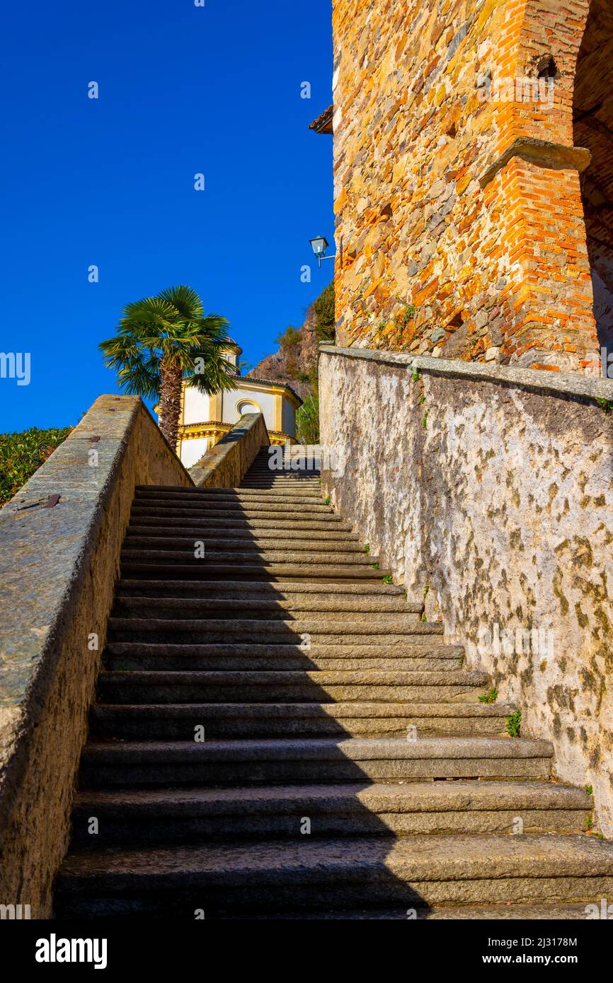 Chiesa Oratorio di S.Antonio da Padova a Santa Maria del Sasso contro il Cielo Azzurro in montagna in una giornata di sole a Morcote, in Ticino in Svizzera. Foto Stock