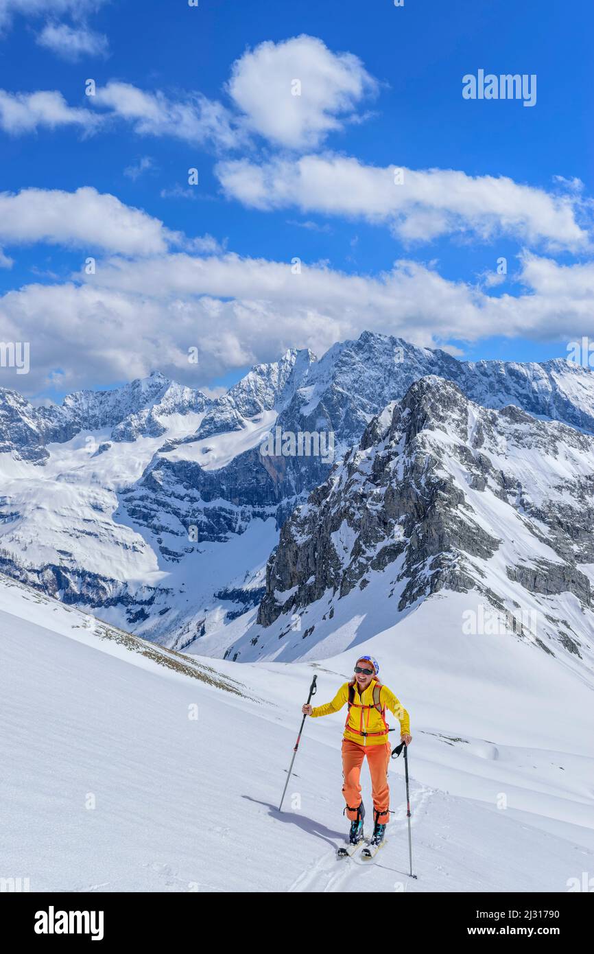 La donna in ski tour sale fino a Gamsjoch, Karwendel in background, Gamsjoch, Karwendel, Parco Naturale Karwendel, Tirolo, Austria Foto Stock