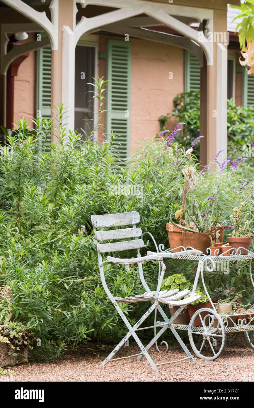 Mobili da giardino vintage al Bronte House a Bronte, Sydney, Australia una casa storica costruita nel 1845 in pittoresca architettura in stile villa gotica Foto Stock