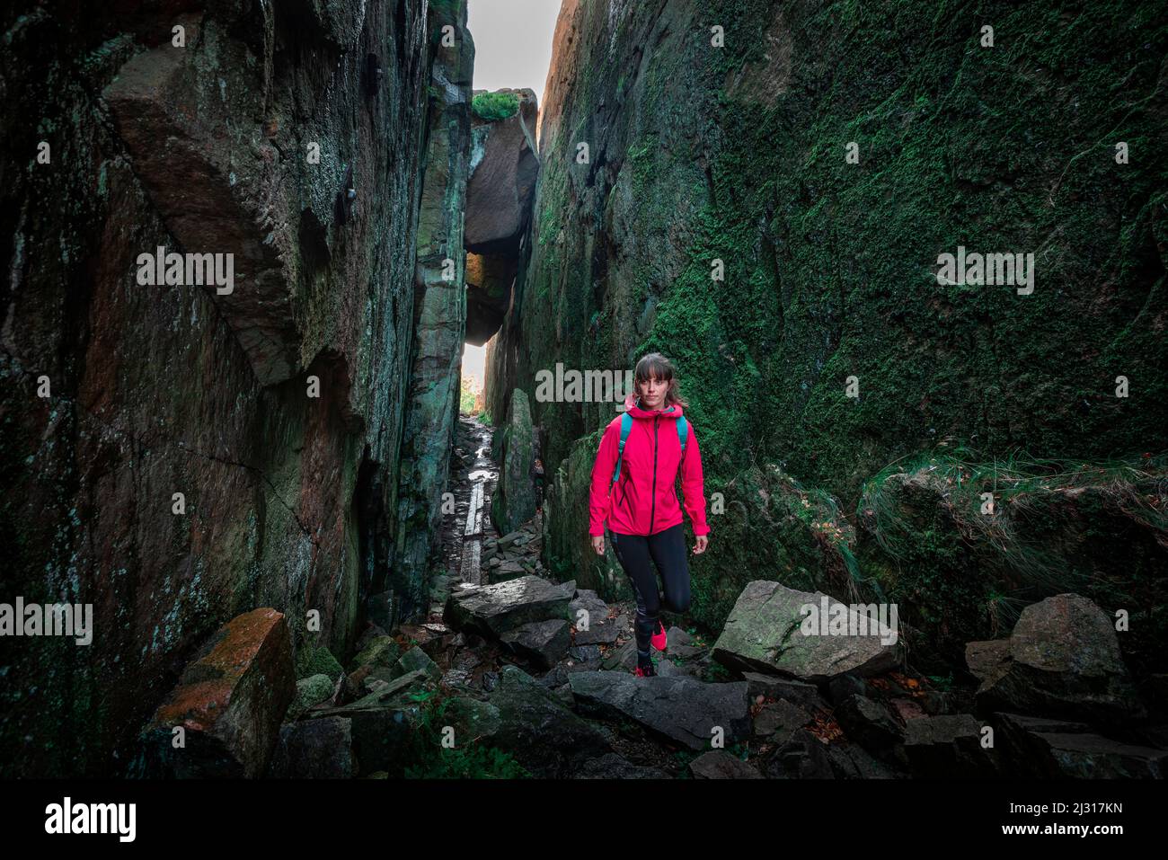 Frau wandert durch Felsschlucht Kungsklyftan von Fjällbacka a Schweden Foto Stock