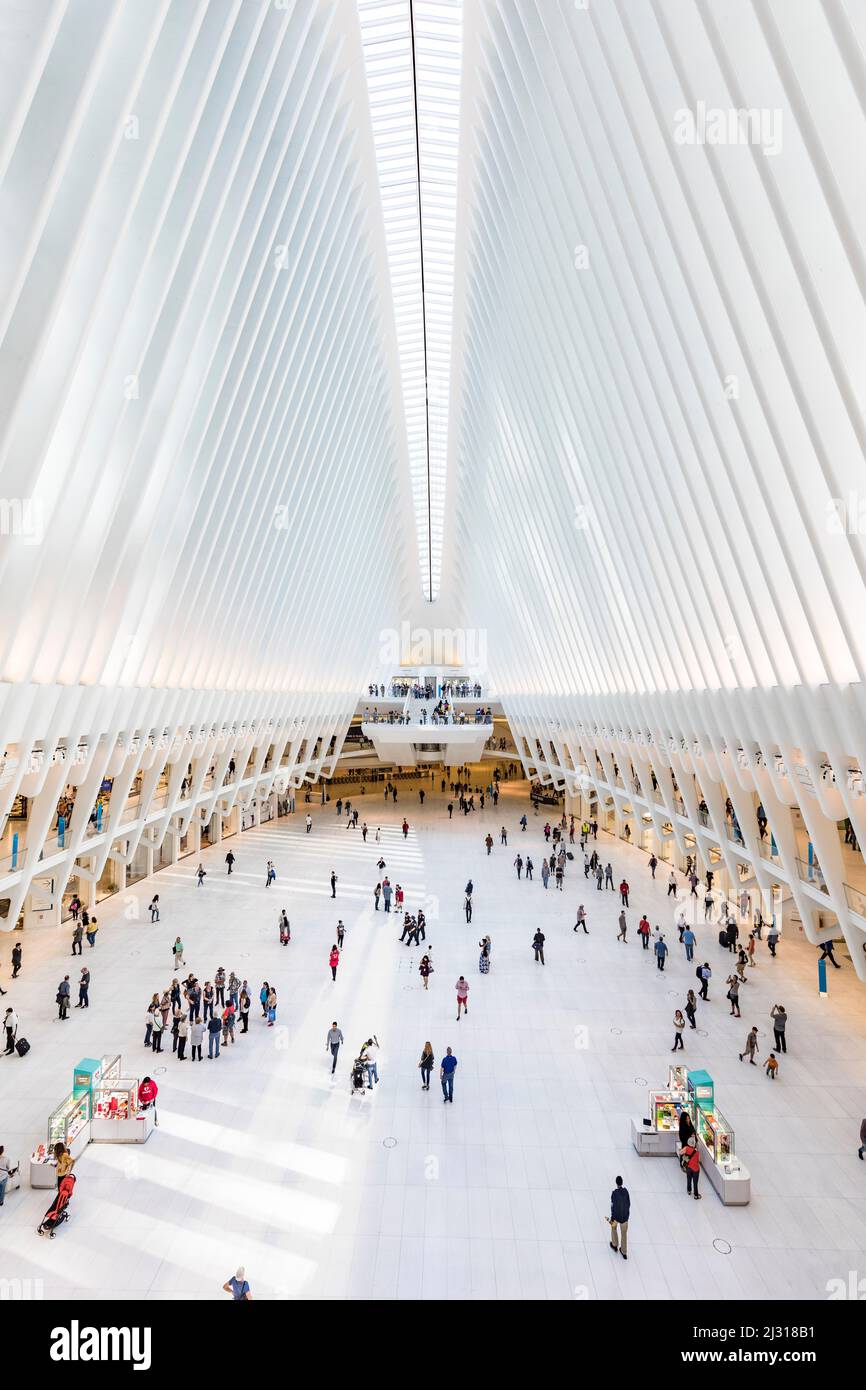 NEW YORK, USA - Oct 6, 2017: NEW YORK - SETTEMBRE 8: Oculus interno della stazione bianca del World Trade Center con gente a New York. La stazione era Foto Stock
