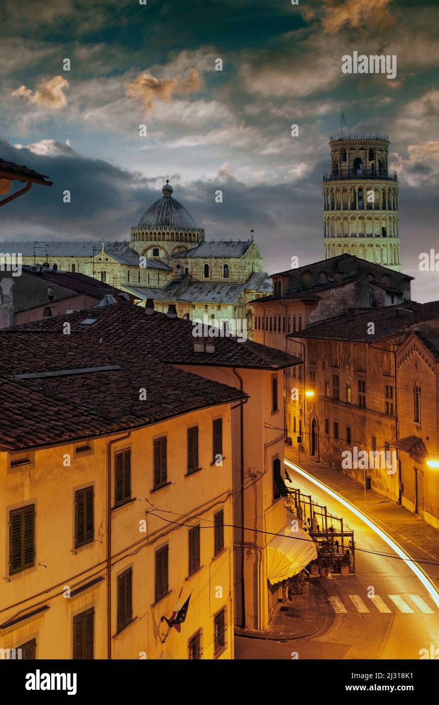 Der schiefe Turm von Pisa bei Nacht Foto Stock
