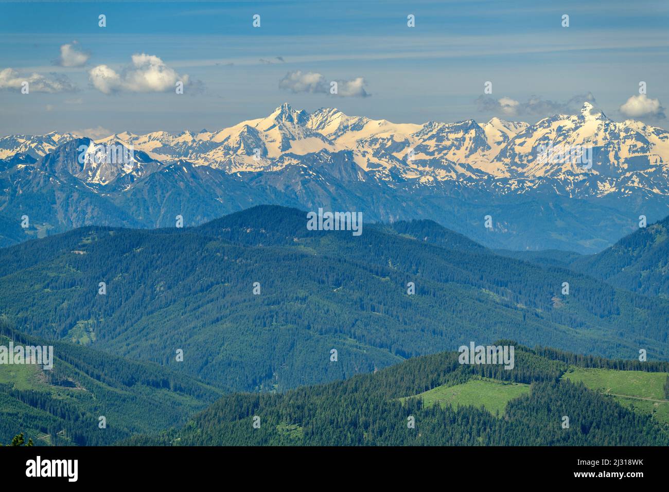 Vista di Hohe Tauern con Grossglockner da Rinderfeld, Dachstein, patrimonio mondiale dell'UNESCO Hallstatt, Salisburgo, Austria Foto Stock