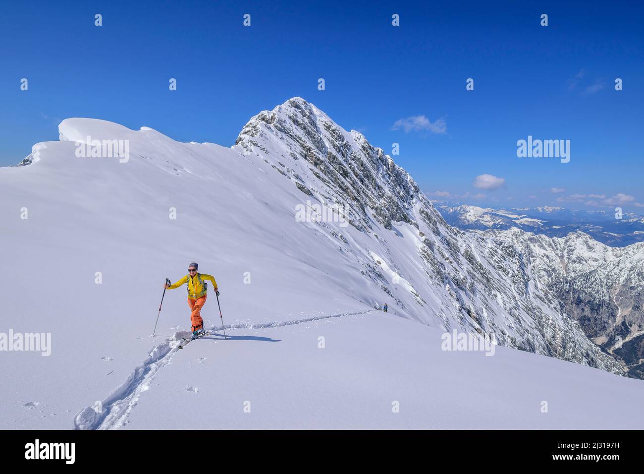 La donna in scialpinismo sale attraverso le Alpi Steintal, Steintal, Hochkalter, Berchtesgaden, Parco Nazionale Berchtesgaden, Baviera superiore, Baviera, Germania Foto Stock