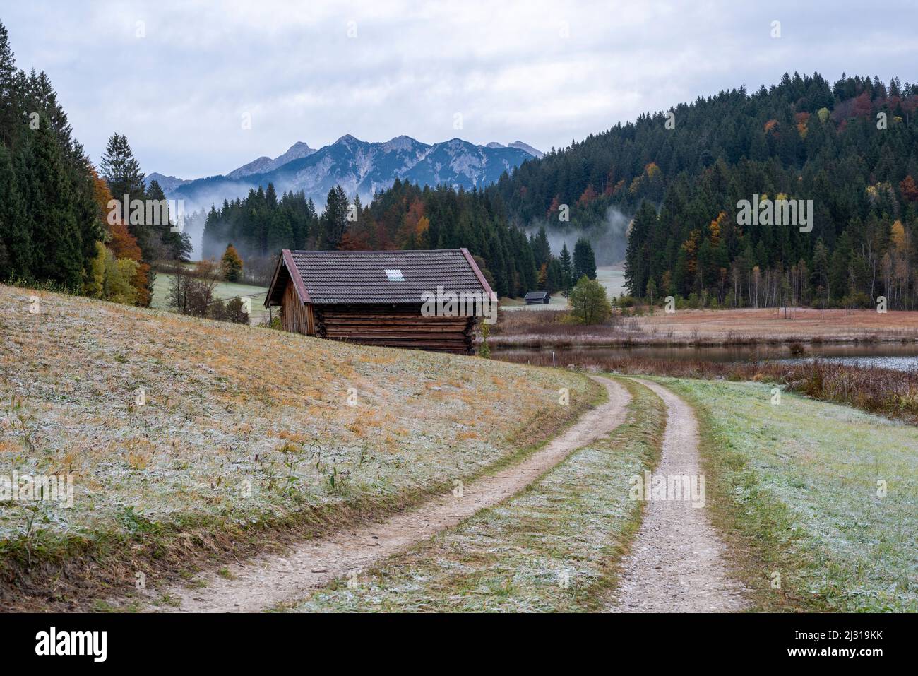 Autunno a Geroldsee, alle sue spalle i Monti Karwendel, Klais, Werdenfelser Land, Baviera, Germania Foto Stock