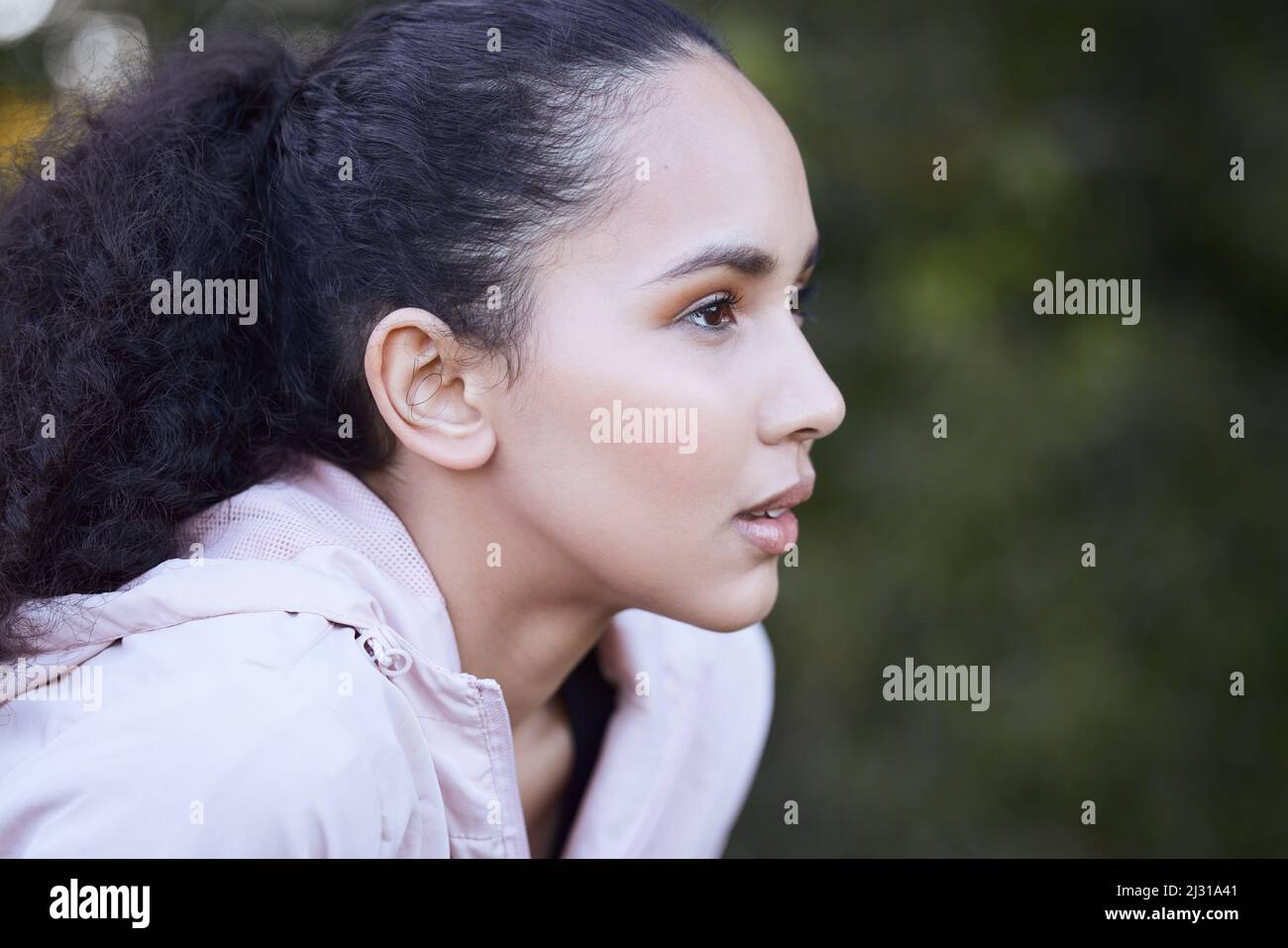 Fate delle pause ma non osate smettere. Scatto di una bella giovane donna fuori per una corsa. Foto Stock