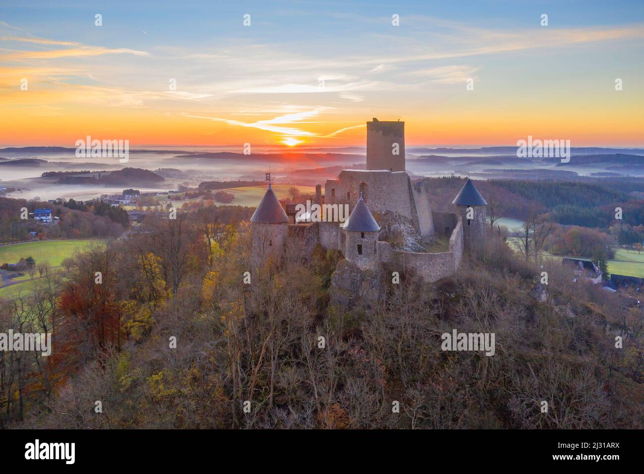 Veduta aerea dell'alba sul Nürburg, Eifel, Renania-Palatinato, Germania Foto Stock