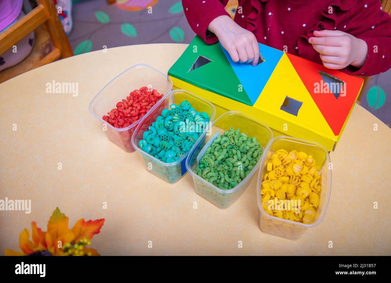 Bambini Montessori lezione di kindergarden Foto Stock