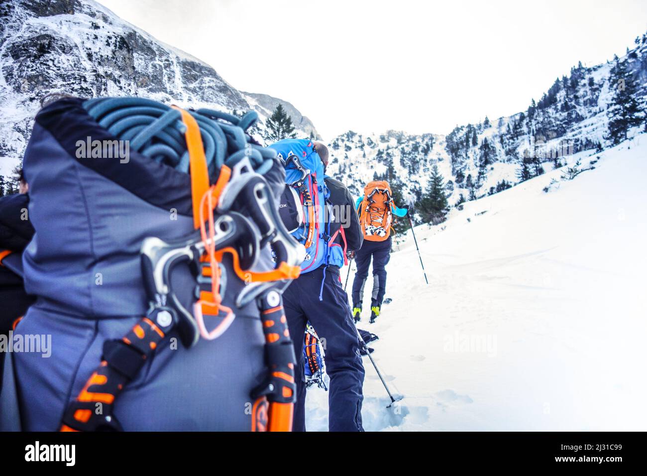Gruppo di arrampicatori in salita alla cascata di Traunalpfall, arrampicata su ghiaccio nel Allgäu Foto Stock