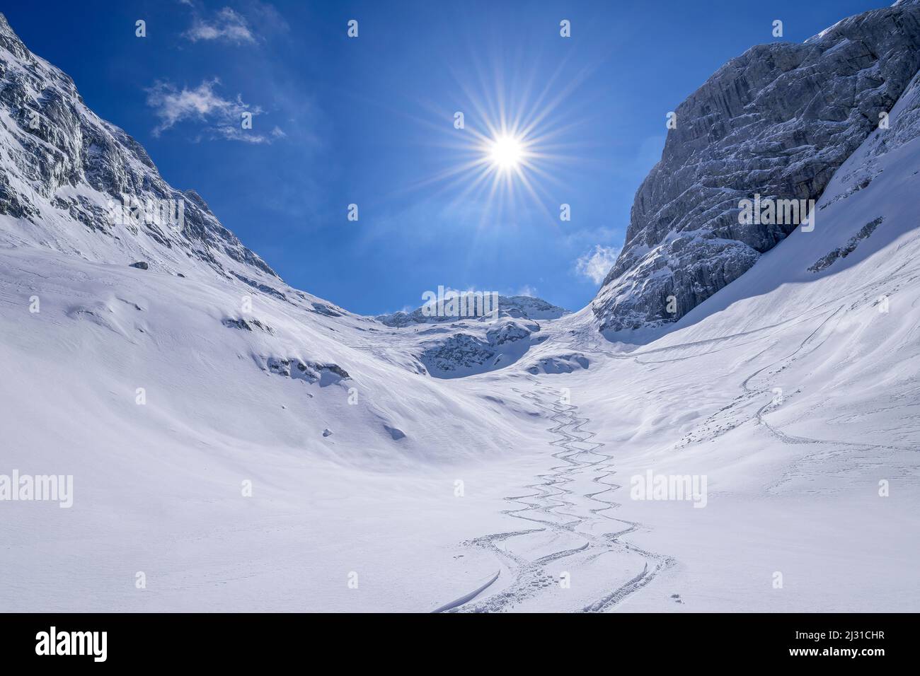 Due piste da discesa su un'ampia pista da neve, Hoher Göll, Alpi Berchtesgaden, Parco Nazionale Berchtesgaden, alta Baviera, Baviera, Germania Foto Stock