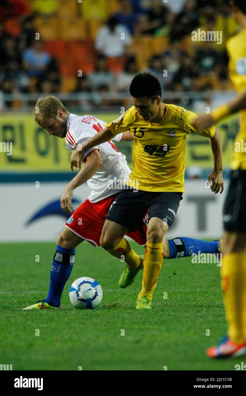 22 luglio 2012 - Corea del Sud, Suwon : i giocatori di Seongnam Ilhwa di Corea e Hamburger SV di Germania competono la palla durante il round finale della Coppa della Pace 2012 Suwon nello stadio della Coppa del mondo Suwon. Hamburger SV ha vinto la partita del 1-0. Foto Stock