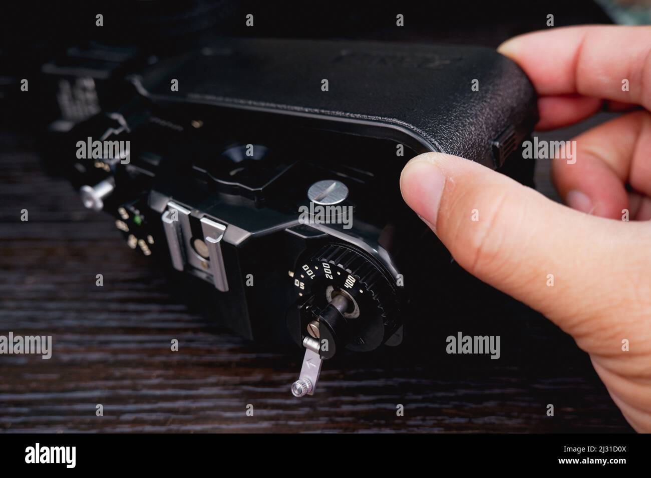 La copertina posteriore della telecamera vintage è aperta a mano tecnica Foto Stock