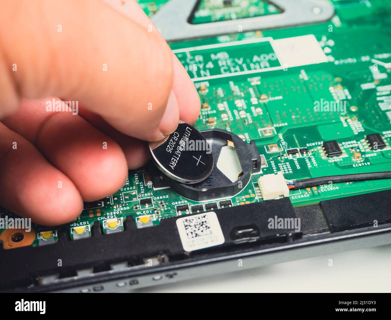 Computer Mechanic inserire la batteria al litio CR2025 nello slot della  batteria di backup CMOS sulla scheda madre del computer Foto stock - Alamy