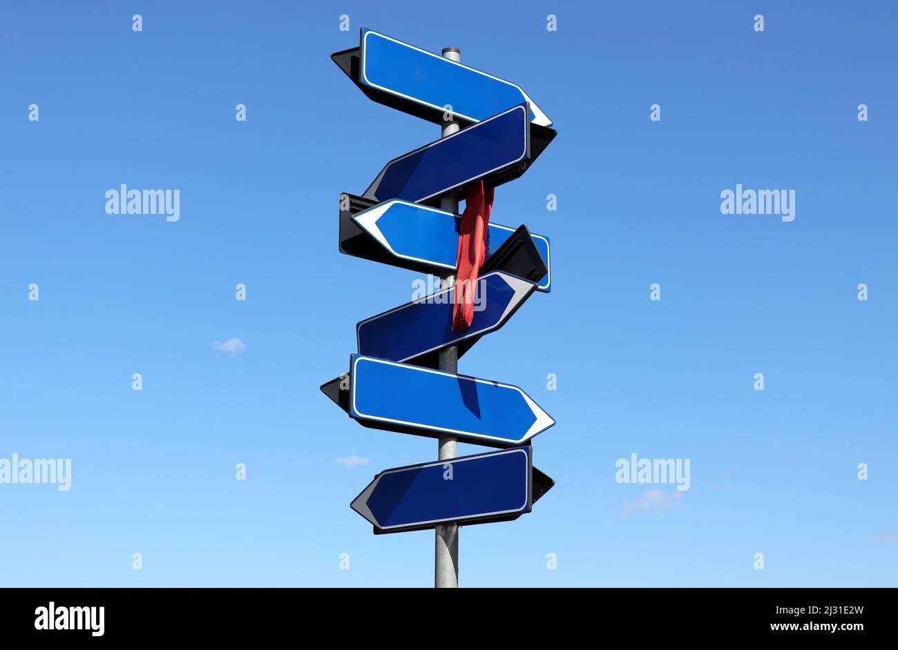 Cartello stradale direzionale vuoto su sfondo cielo blu. Foto Stock