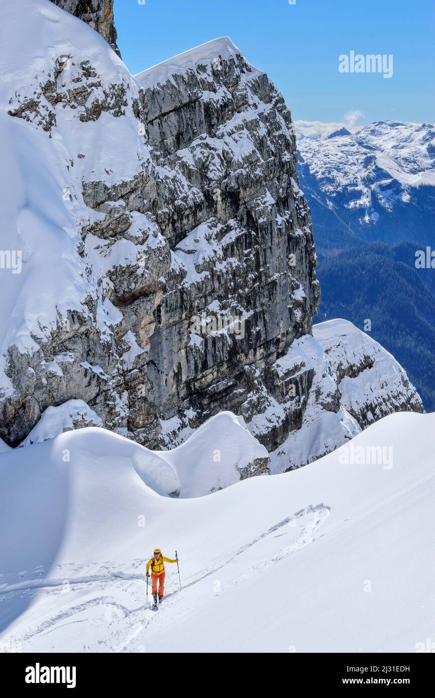 La donna in giro per lo sci sale a Watchmannkar, Watchmannkar, Fifth Watchmannkind, Alpi Berchtesgaden, Parco Nazionale di Berchtesgaden, Baviera superiore, Baviera, Germania Foto Stock