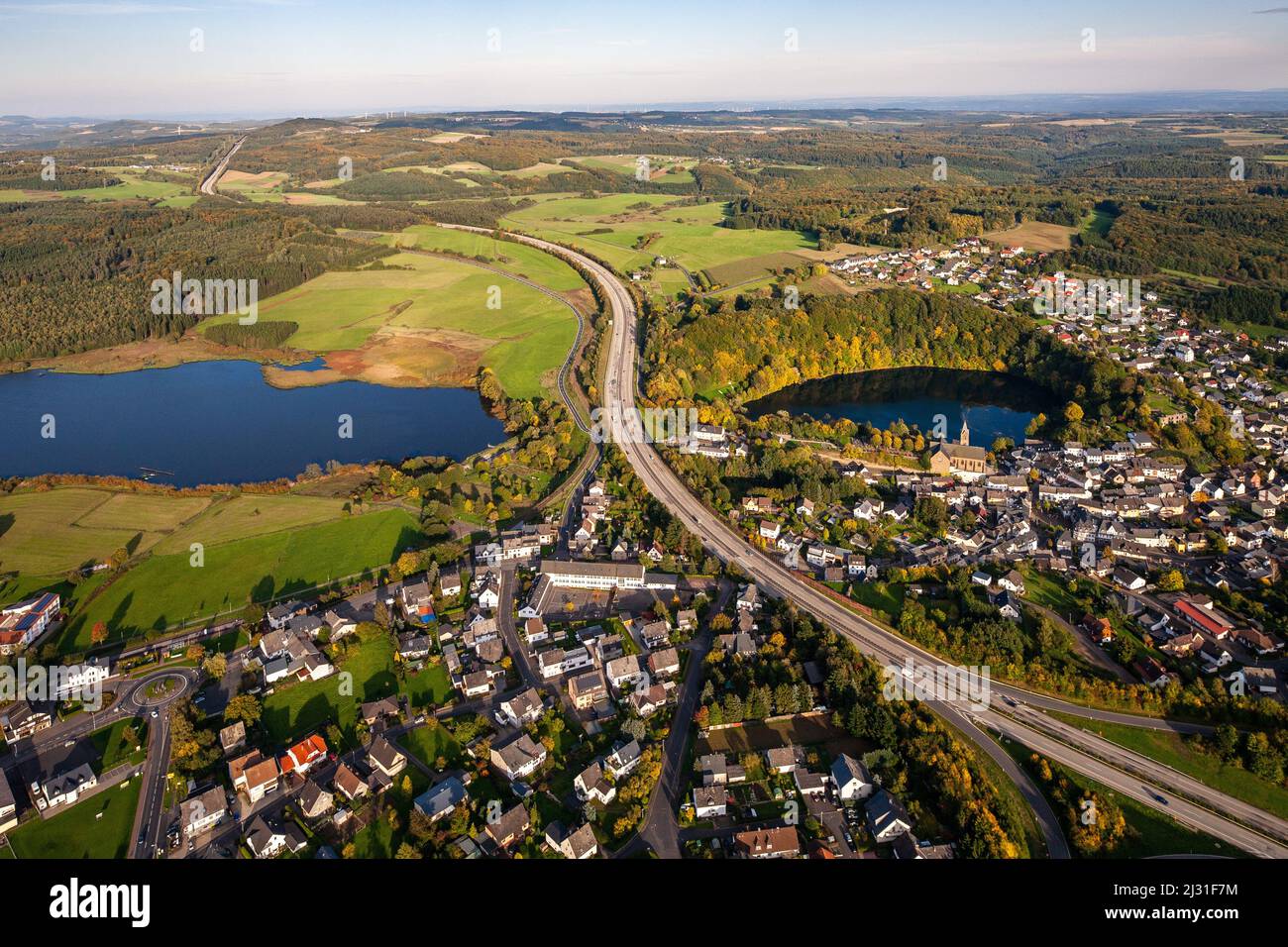 Autostrada federale A48 nei pressi di Ulmen, Jungfernweiher, Ulmener Maar, Vulkaneifel, Germania, Foto Stock